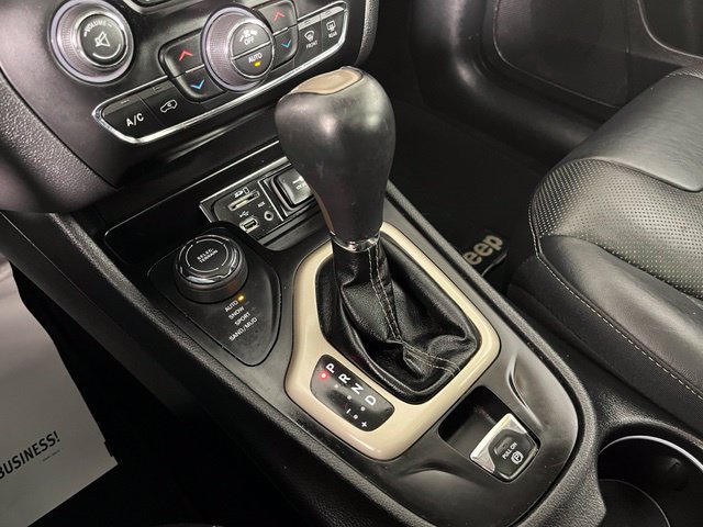 Used 2017 Jeep Cherokee Limited w/ Luxury Group AWD/4WD image 32