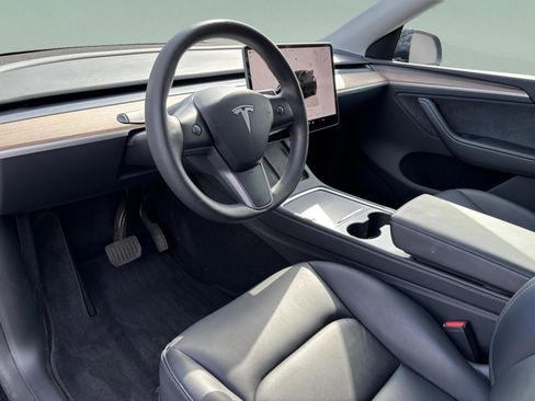 Used 2024 Tesla Model Y Long Range image 18