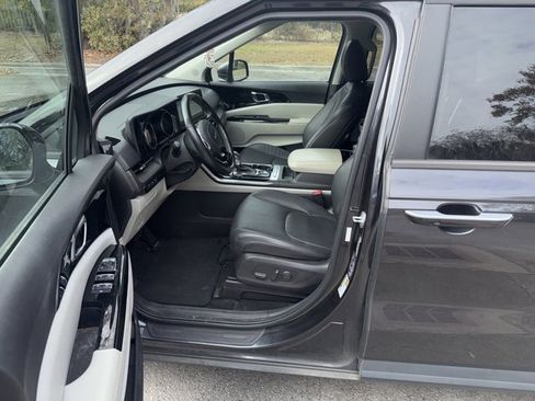Used 2022 Kia Carnival EX image 6