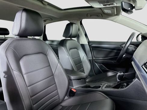 Certified 2022 Volkswagen Jetta SE w/ Panoramic Sunroof Package FWD image 31