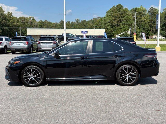 Used 2022 Toyota Camry SE FWD image 2