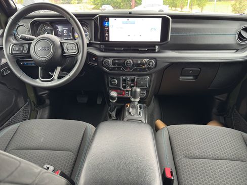 Used 2024 Jeep Wrangler Rubicon image 13