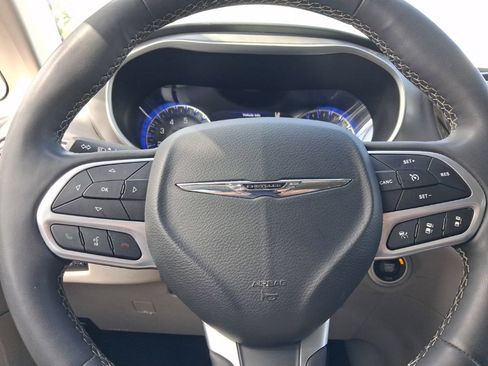 Used 2023 Chrysler Pacifica Touring-L image 29