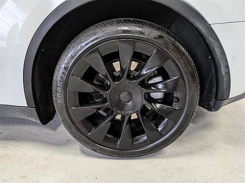 Used 2021 Tesla Model Y Long Range image 14