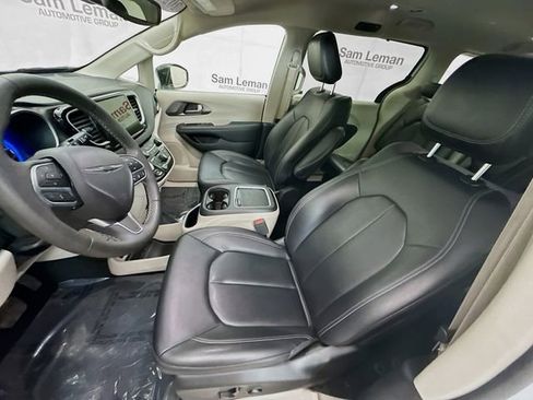 Used 2024 Chrysler Pacifica Touring-L FWD image 19