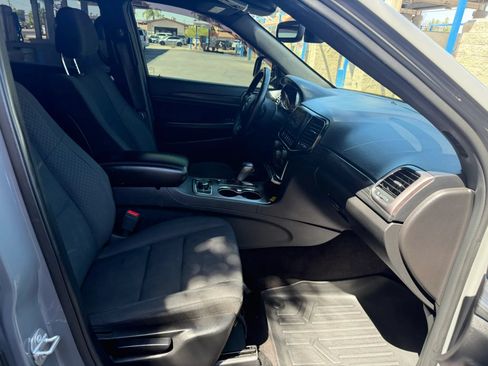 Used 2019 Jeep Grand Cherokee Laredo AWD/4WD image 17