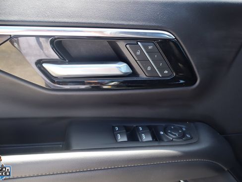 Used 2025 Chevrolet Suburban LT RWD image 13