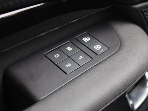 Certified 2025 Land Rover Discovery S image 15