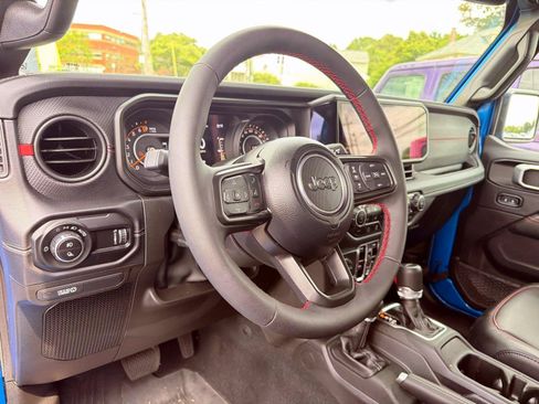 Used 2025 Jeep Gladiator Rubicon AWD/4WD image 11