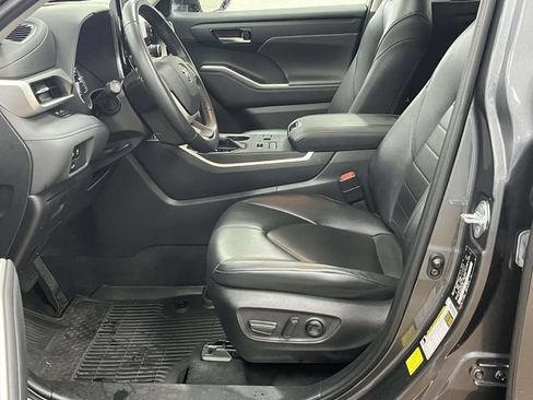 Used 2023 Toyota Highlander XLE AWD/4WD image 14
