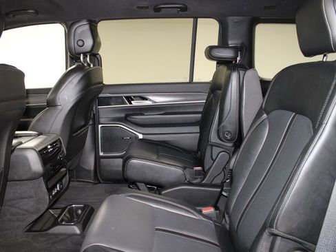 Used 2024 Jeep Wagoneer Series III AWD/4WD image 23