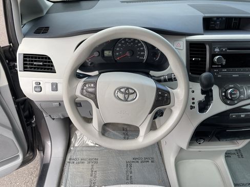 Used 2013 Toyota Sienna LE w/ Towing Pkg FWD image 13