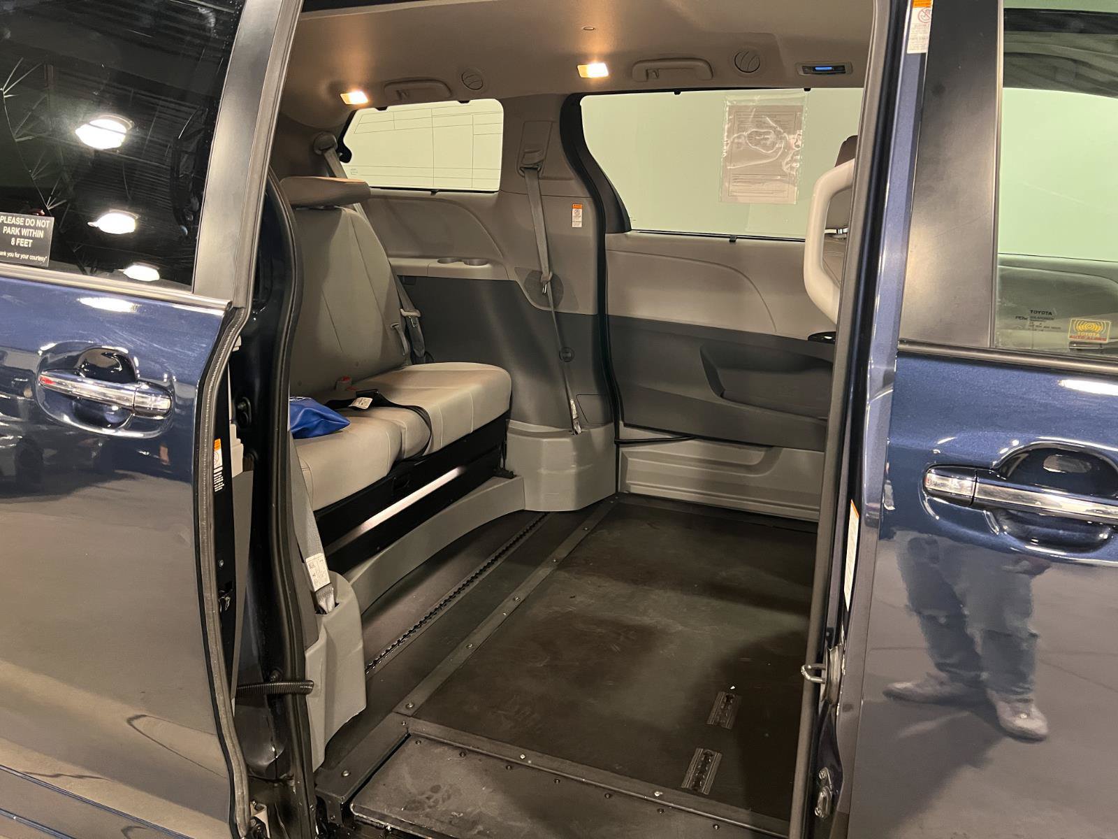 Used 2018 Toyota Sienna XLE w/ XLE Navigation Package FWD image 33