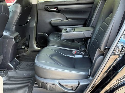 Used 2023 Toyota Highlander XLE AWD/4WD image 17