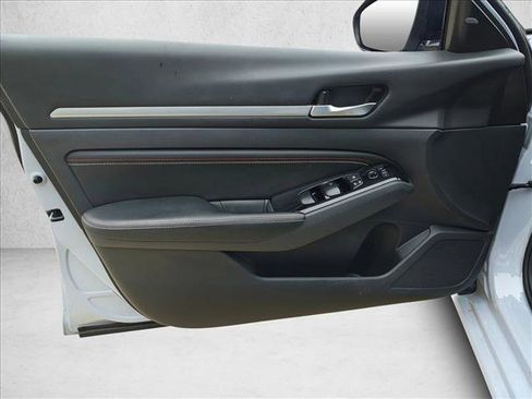 Used 2023 Nissan Altima 2.5 SR w/ SR Premium Package image 10