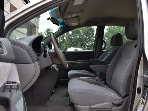 Used 2010 Toyota Sienna CE FWD image 12