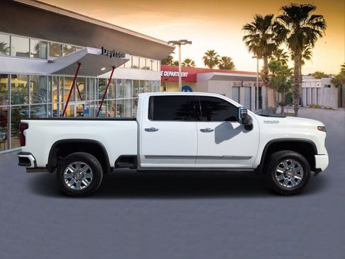 Used 2024 Chevrolet Silverado 2500 High Country w/ Technology Package image 2
