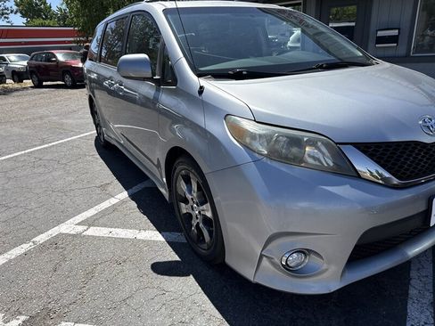 Used 2011 Toyota Sienna SE w/ Preferred Pkg FWD image 13