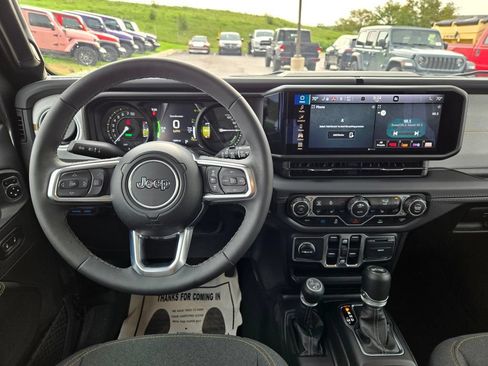 Used 2025 Jeep Wrangler Unlimited Sahara AWD/4WD image 18