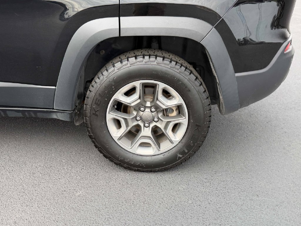 Used 2019 Jeep Cherokee Trailhawk w/ Cold Weather Group AWD/4WD image 14