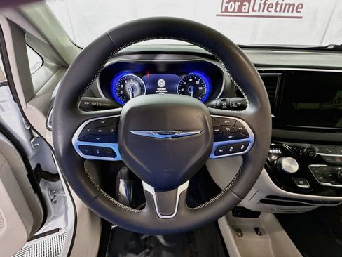 Used 2023 Chrysler Pacifica Touring-L FWD image 19