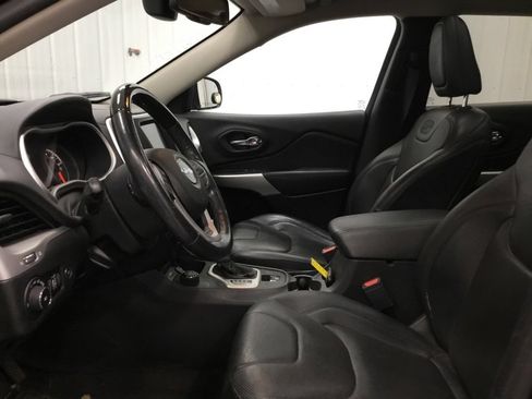 Used 2018 Jeep Cherokee Overland AWD/4WD image 5