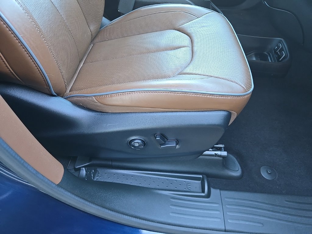 Used 2018 Chrysler Pacifica Limited w/ Tire & Wheel Group FWD image 32