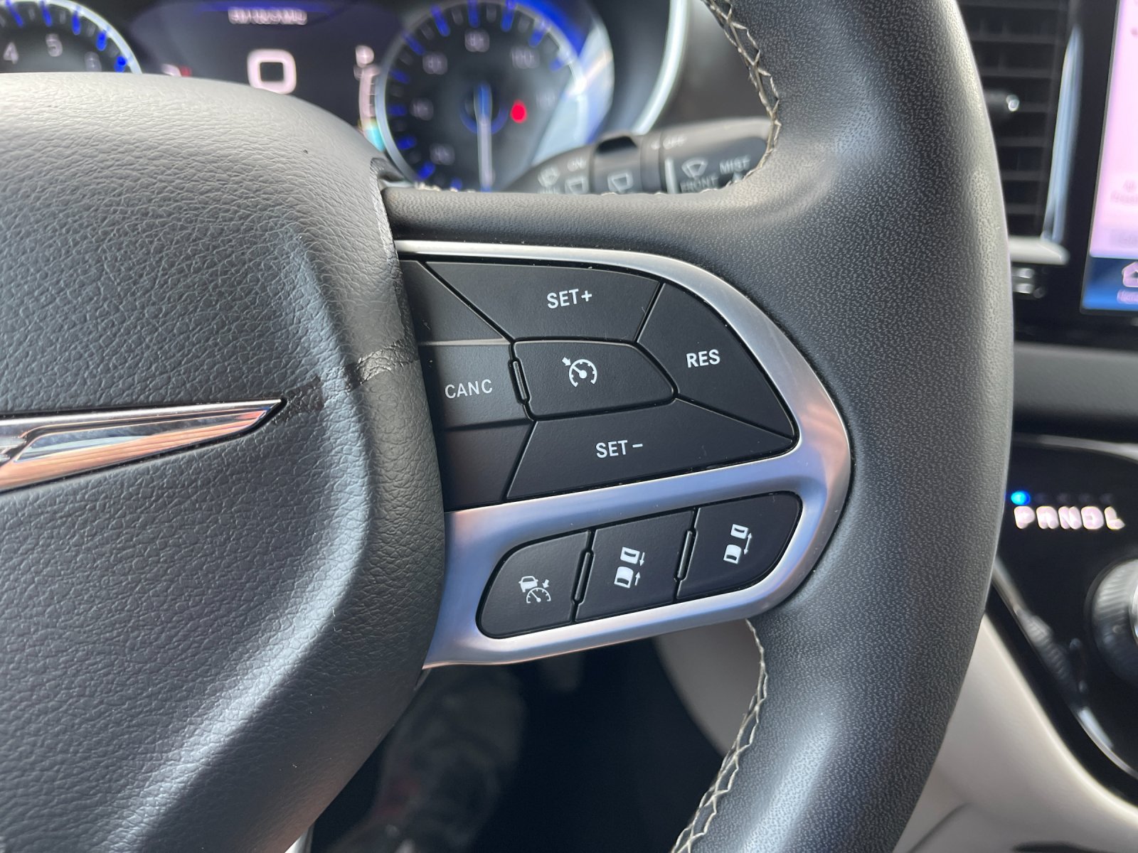 Used 2024 Chrysler Pacifica Touring-L FWD image 29