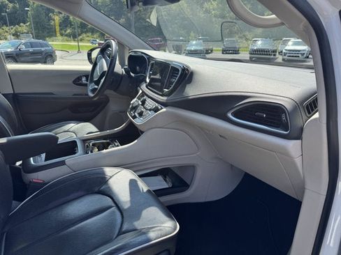 Used 2023 Chrysler Pacifica Limited w/ Uconnect Theater Family Group FWD image 13