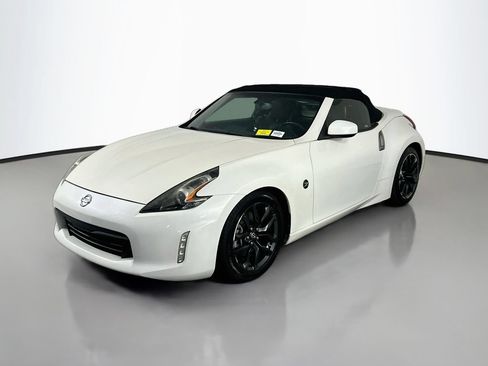 Used 2019 Nissan 370Z Touring RWD image 3