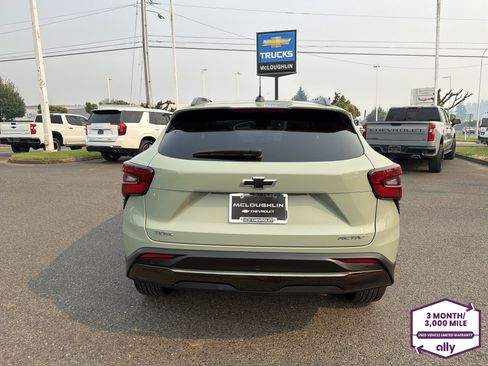 Used 2025 Chevrolet Trax ACTIV w/ Sunroof Package FWD image 4