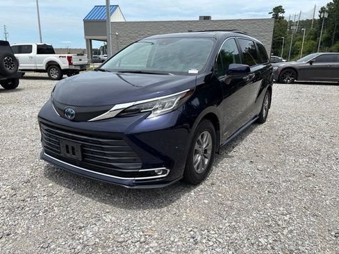 Used 2021 Toyota Sienna XLE FWD image 3