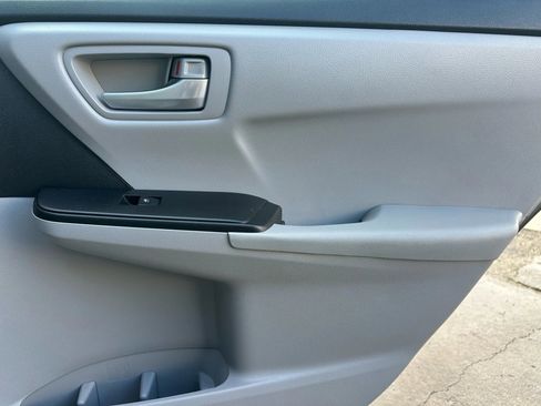 Used 2016 Toyota Camry LE image 9
