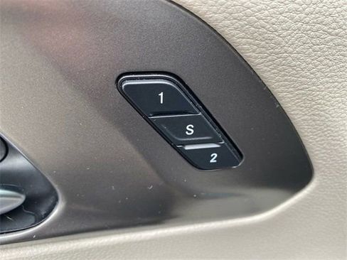 Used 2023 Chrysler Pacifica Touring-L image 11