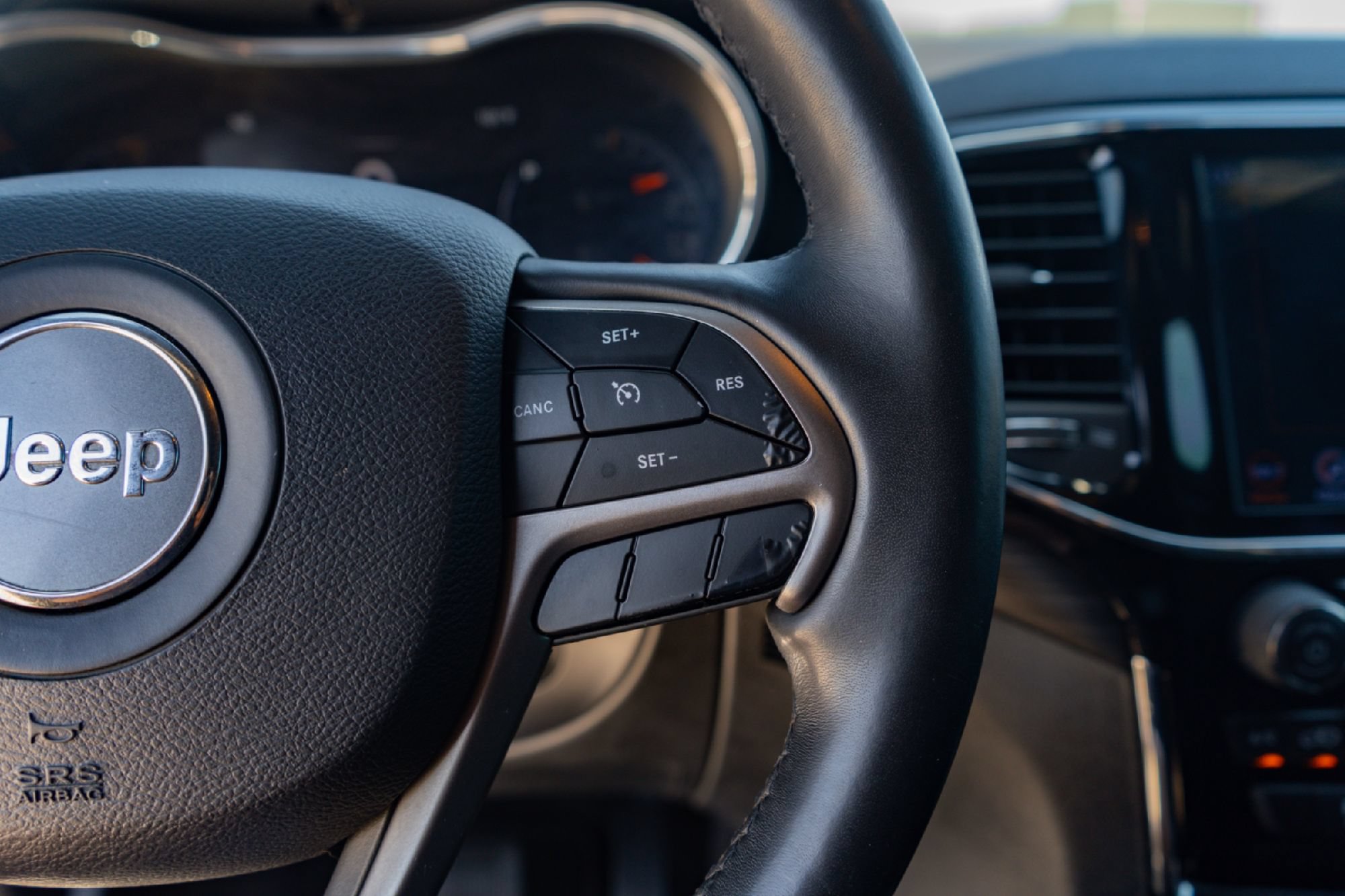 Used 2019 Jeep Grand Cherokee Altitude RWD image 12