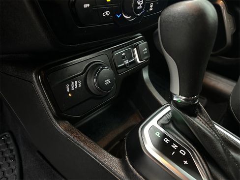 Certified 2023 Jeep Renegade Latitude w/ Premium Group image 21