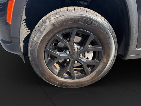 Used 2025 Jeep Grand Cherokee Altitude AWD/4WD image 21