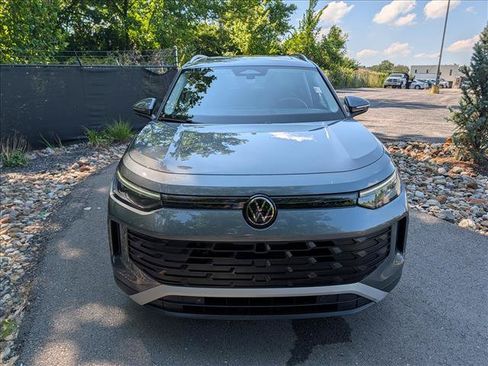 Certified 2025 Volkswagen Tiguan SE w/ Panoramic Sunroof Package AWD/4WD image 8