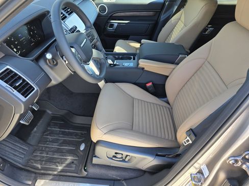 New 2026 Land Rover Discovery Dynamic SE image 10