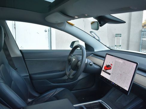 Used 2021 Tesla Model 3 Standard Range Plus image 18