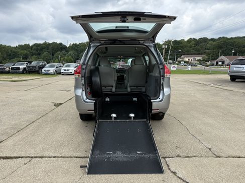 Used 2013 Toyota Sienna L w/ Towing Pkg FWD image 1