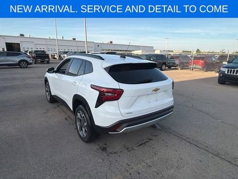 Used 2024 Chevrolet Trax LT w/ Sunroof Package FWD image 8