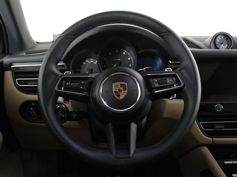 Certified 2025 Porsche Macan image 12