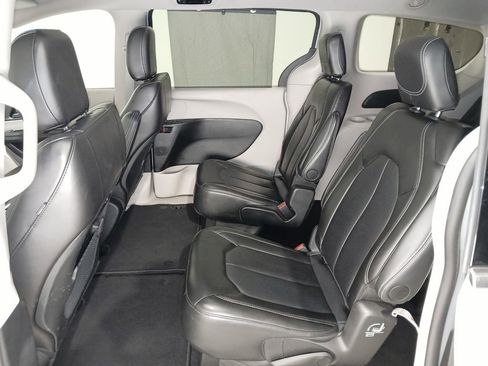 Used 2024 Chrysler Pacifica Touring-L FWD image 12