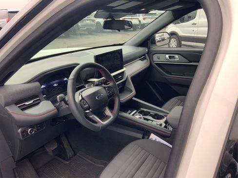 Used 2025 Ford Explorer ST-Line w/ ST-Line Street Pack image 9