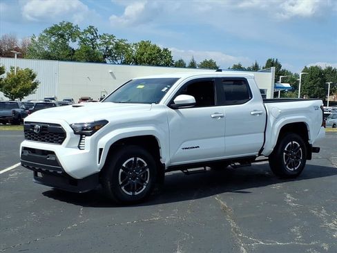 Certified 2025 Toyota Tacoma TRD Sport image 2