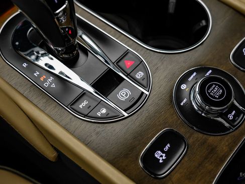 Used 2023 Bentley Bentayga Extended Wheelbase AWD/4WD image 62