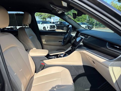 Used 2023 Jeep Grand Cherokee Limited w/ Black Appearance Package RWD image 40
