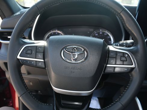 Used 2022 Toyota Highlander XSE FWD image 13