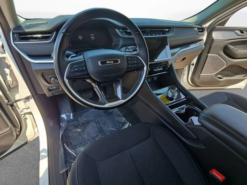 Used 2022 Jeep Grand Cherokee Laredo w/ Luxury Tech Group I AWD/4WD image 17